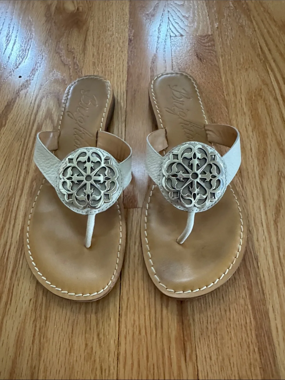 Brighton Alice White Thong Sandals with Silver Filigree Medallion, size 7 - Picture 2 of 6